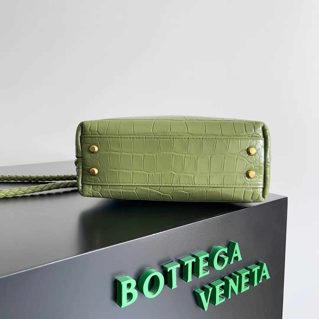 Batch 2880 BOTTEGA VENETA new women's crocodile leather ANDIAMO is shipped! ! ! As a classic model of the BV family, each innovation brings different surprises to fans. There are three ways to carry it with different makeup. Crocodile skin is called the gold in leather and is famous for its top luxury and rarity. During use, the luster of the crocodile skin will not fade or fade with time. No matter how long it is used, it will still remain new. And because each crocodile skin is different, the effect of each crocodile leather bag is different. Style number: 777614 Size: 22*9*15.5cm